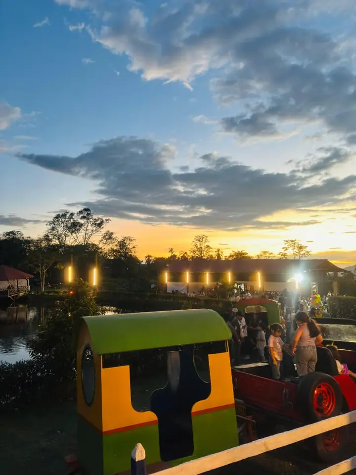 Trencito y luces del parque al atardecer