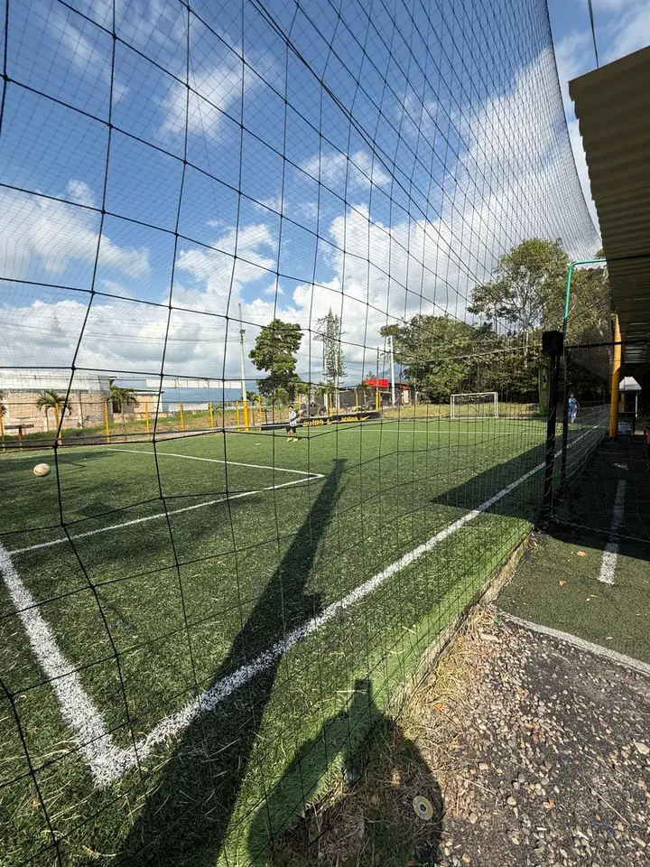 Cancha de fútbol 5 con grama sintética