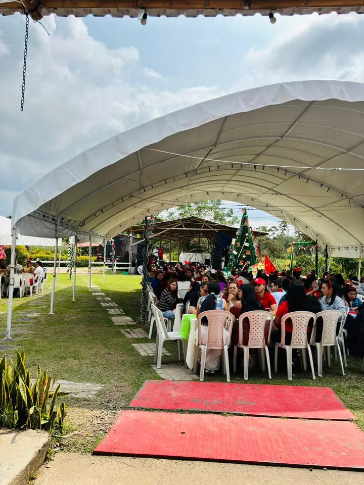 Celebración corporativa al aire libre bajo carpa