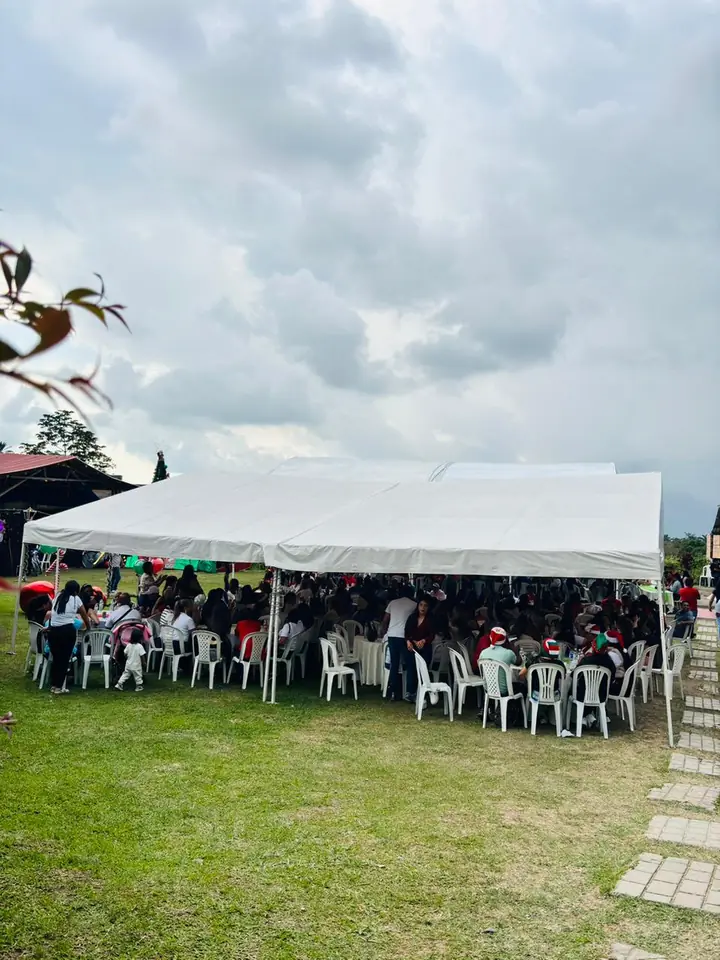 Evento empresarial bajo carpa en las zonas verdes