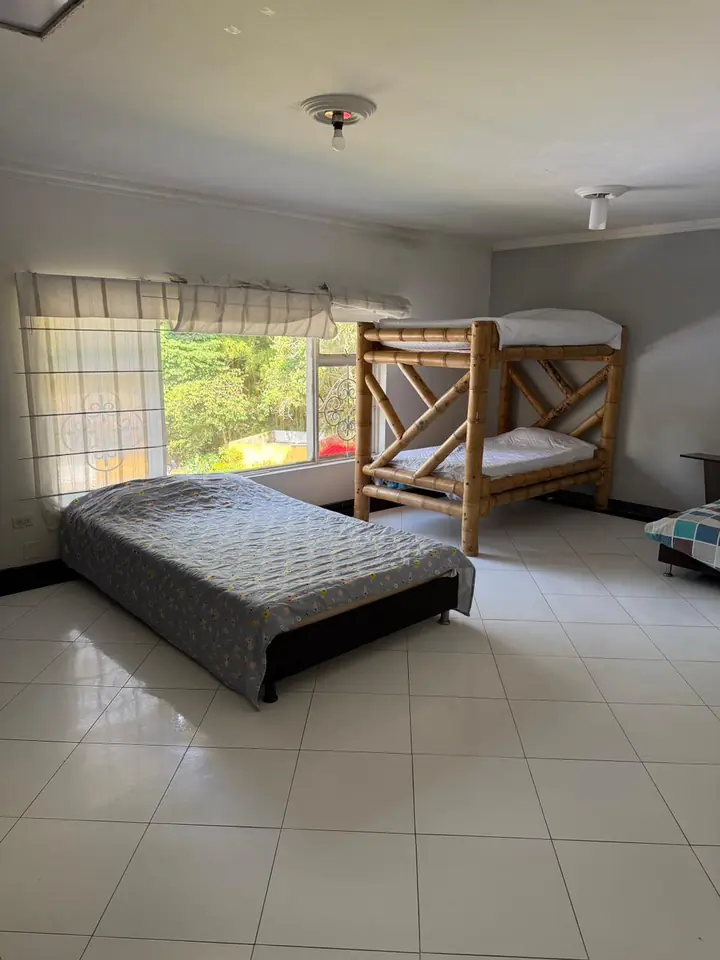 Habitación familiar con ventana al jardín