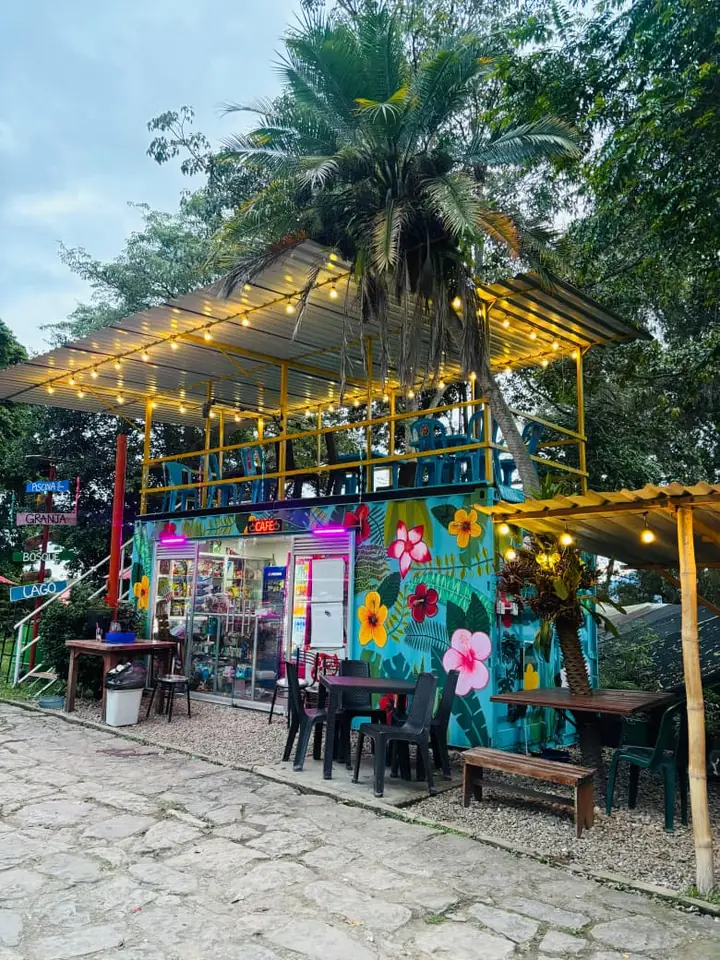 Kiosco colorido con mesas en Valle de Elí