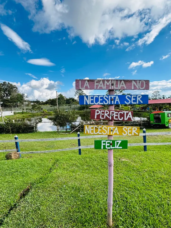 Letrero: la familia no necesita ser perfecta, necesita ser feliz