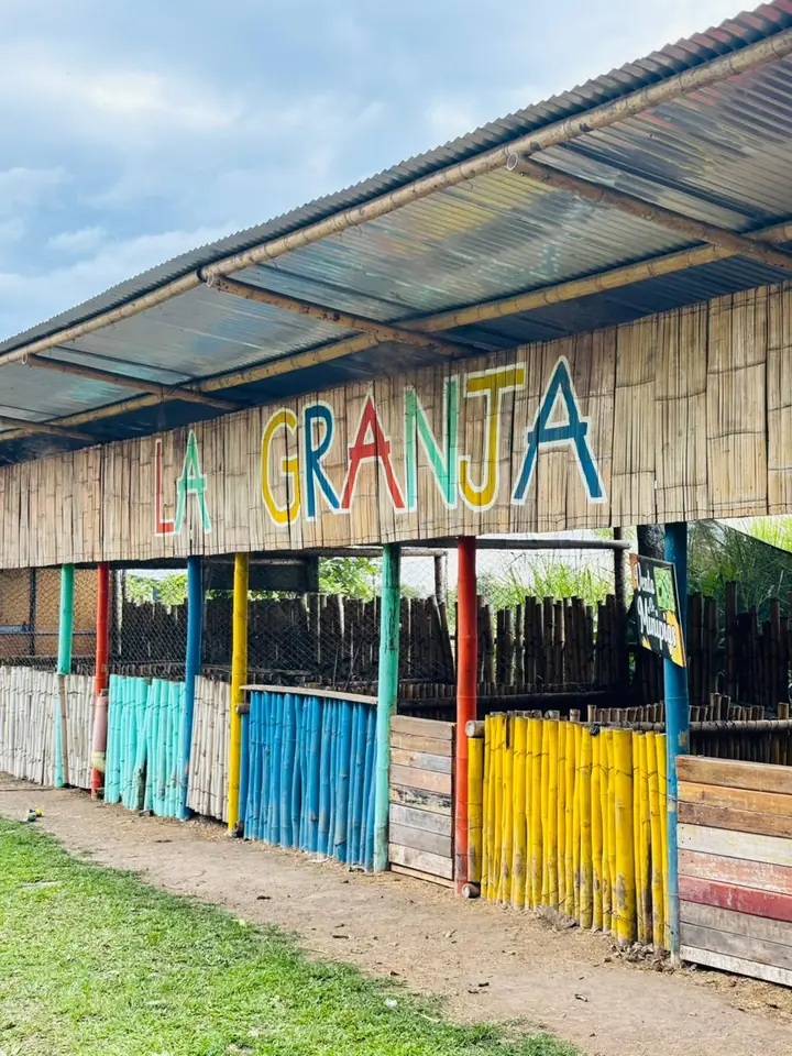 Entrada colorida de La Granja en Valle de Elí