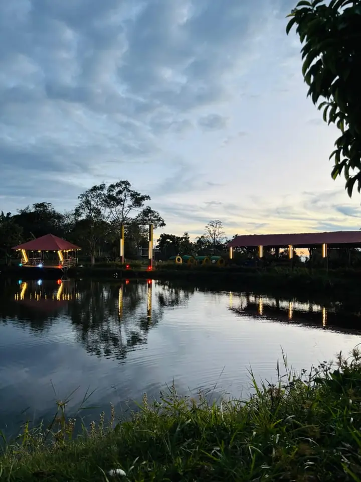 Atardecer sobre el lago de Valle de Elí
