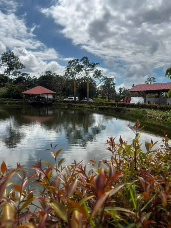 Lago y kioscos del centro recreacional en Fusagasugá