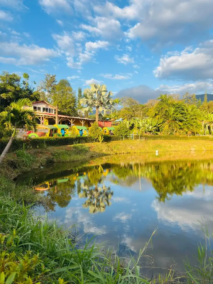 Lago de Valle de Elí en Fusagasugá con cabañas y montañas al fondo
