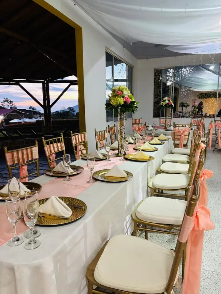 Mesa imperial decorada en rosa en el salón