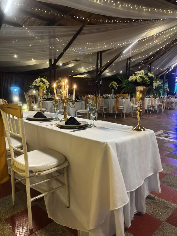 Mesa principal con candelabros para un evento