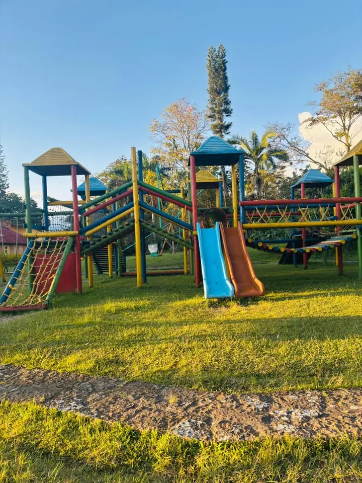 Parque infantil con toboganes en Valle de Elí