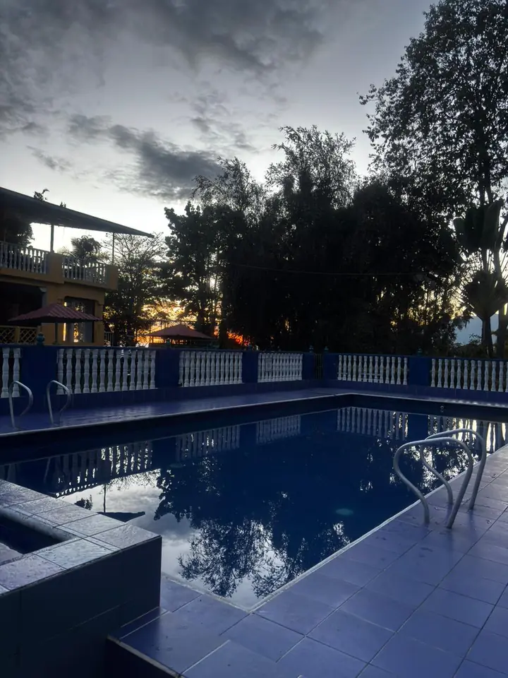 Piscina iluminada al anochecer