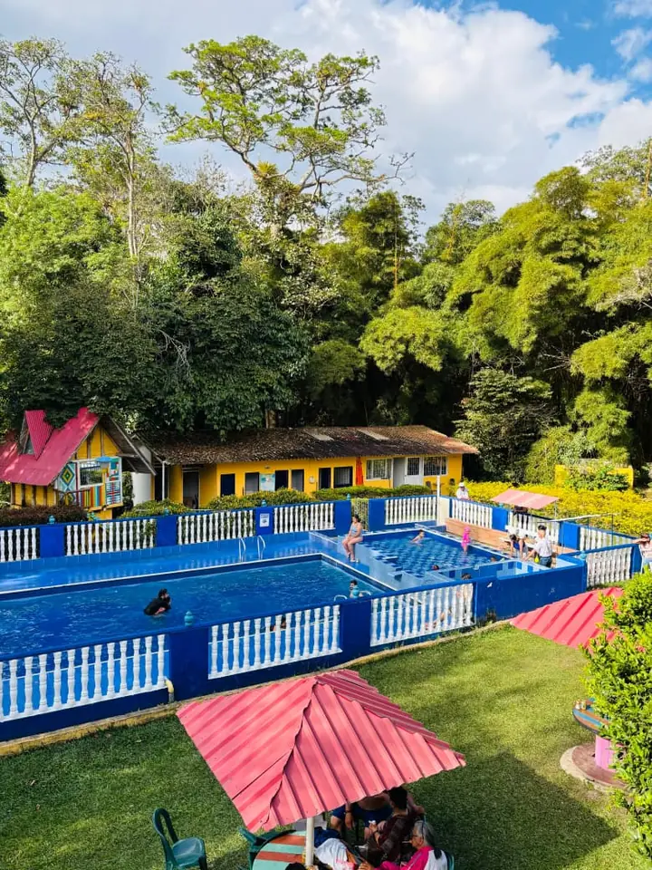 Piscina familiar y cabañas de colores