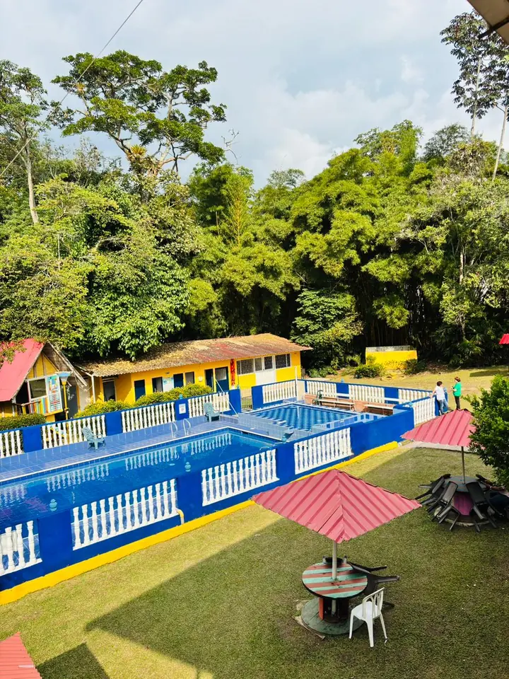 Piscina para pasadía familiar con sombrillas