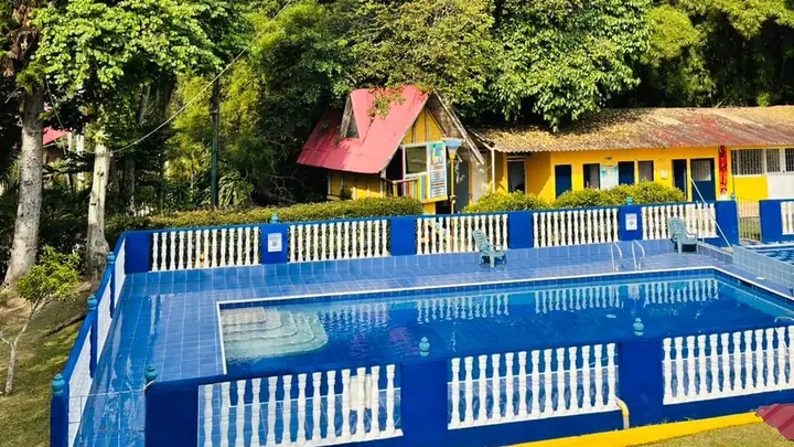 Piscina de Valle de Elí en Fusagasugá rodeada de naturaleza