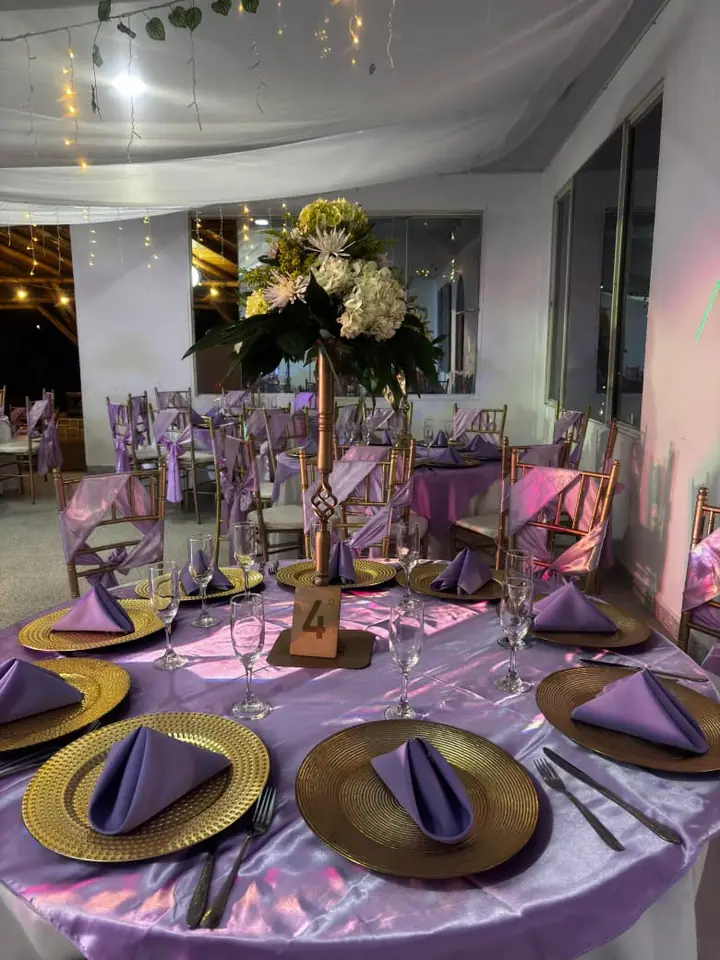 Mesas decoradas en lila para celebración de quince años