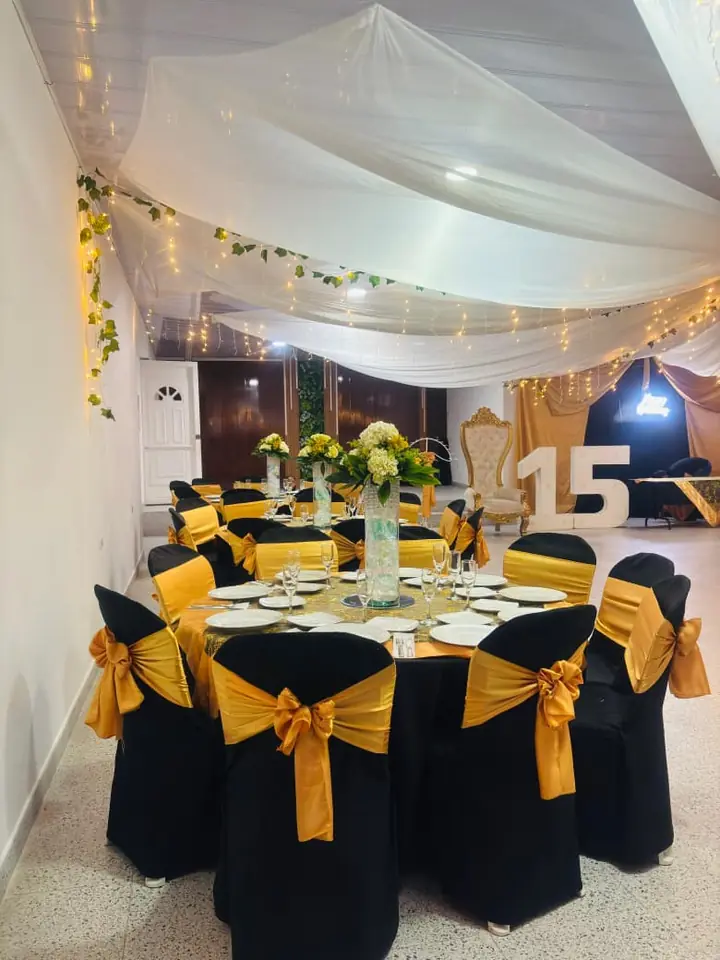 Mesa decorada en negro y dorado para quince años