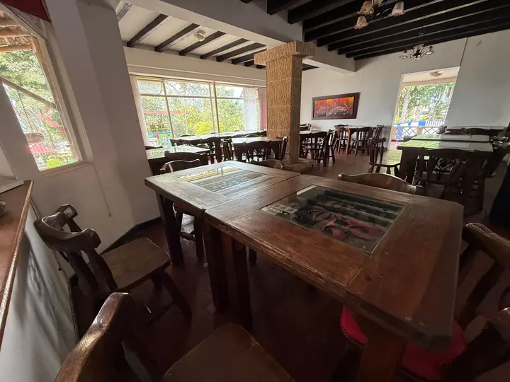Mesas del restaurante Los Cayenos