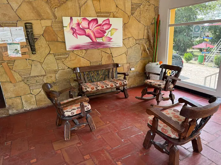 Sala campestre con muebles de madera