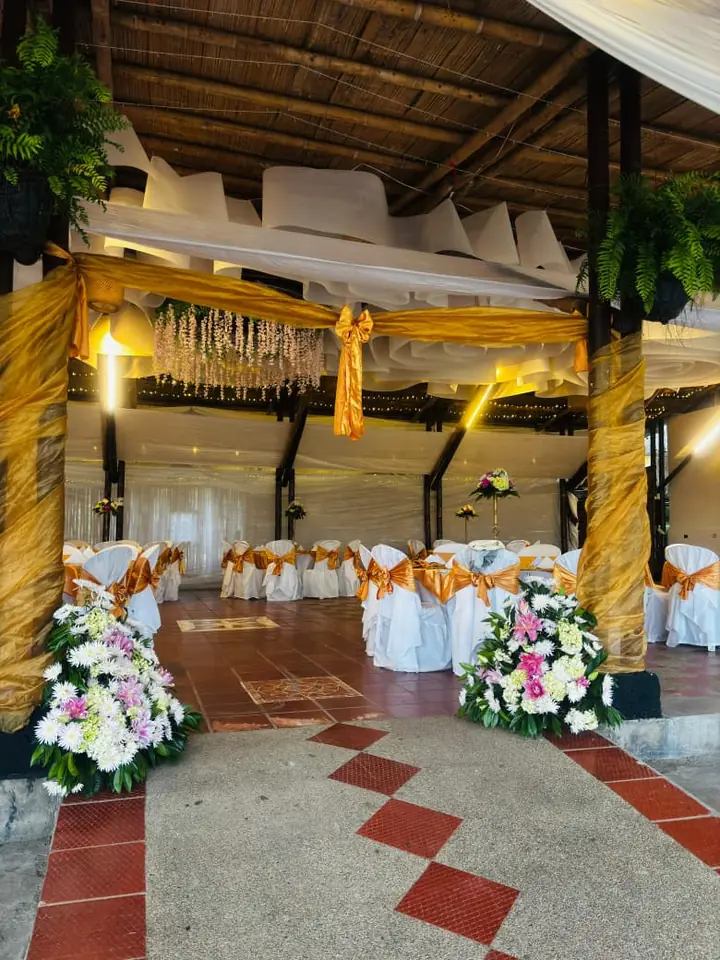 Salón de eventos con decoración blanca y dorada