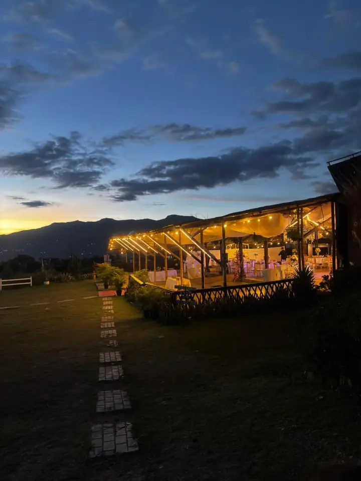 Salón de eventos iluminado al atardecer en Valle de Elí