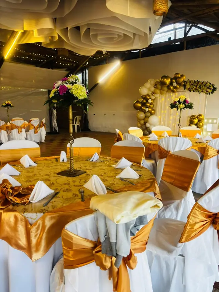 Montaje dorado en salón para matrimonio o quinceañero