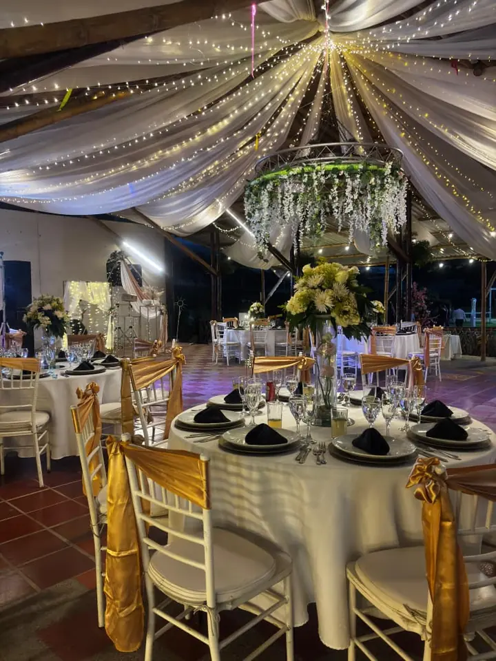 Salón de eventos con techo de telas y luces cálidas