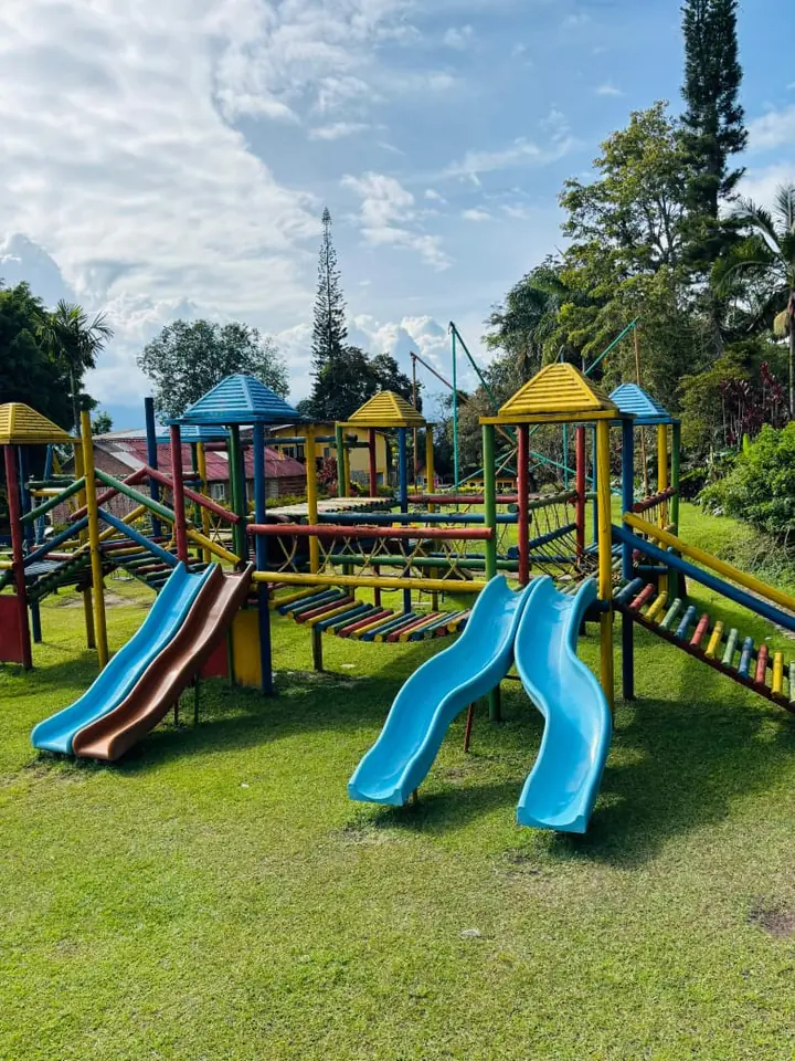 Toboganes y juegos para niños