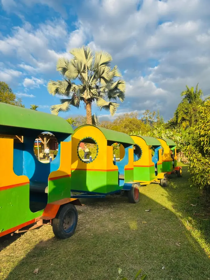 Vagones del trencito para el recorrido a la granja